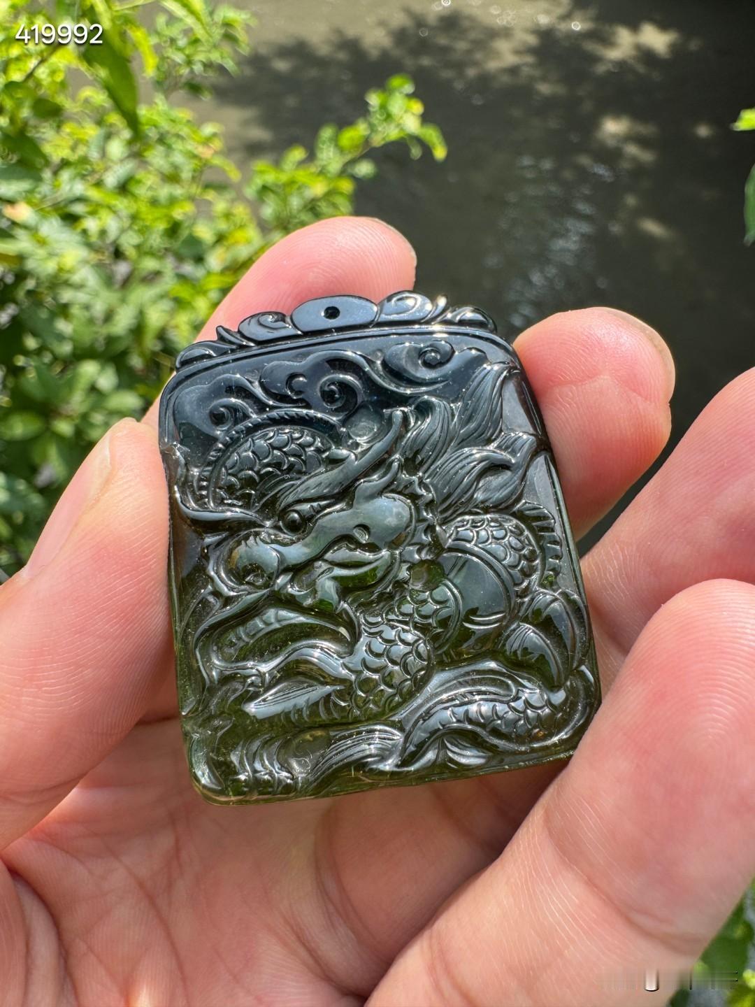 【双色龙纹碧玺】天然蓝绿双色交融，晶体通透流光溢彩，单面精雕神龙，气势如虹，祥瑞