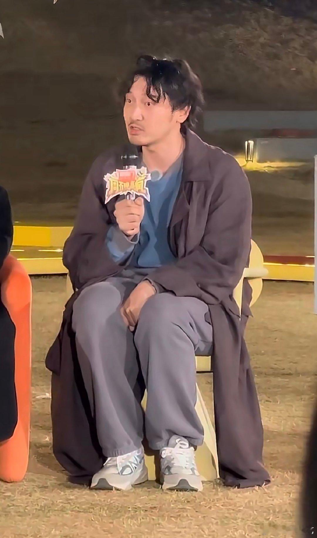 周冬雨说王传君唱跳专业的 周冬雨眼里低调害羞、乐于助人的王传君，藏着超强唱跳实力