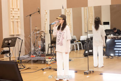 白鹿演唱会紧张白鹿十周年拾光音乐会十周年拾光音乐会是专属粉丝的见面盛会，不是演唱