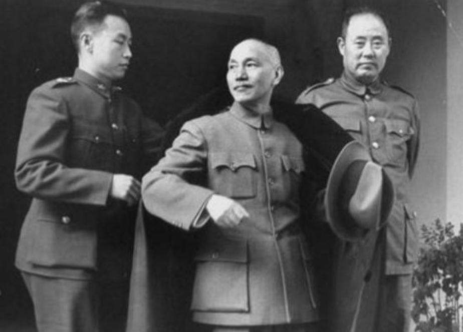 空军俱乐部里，何应钦手中的两份名单几乎要将桌面覆盖。军政部的人方才搁下笔，墨迹未