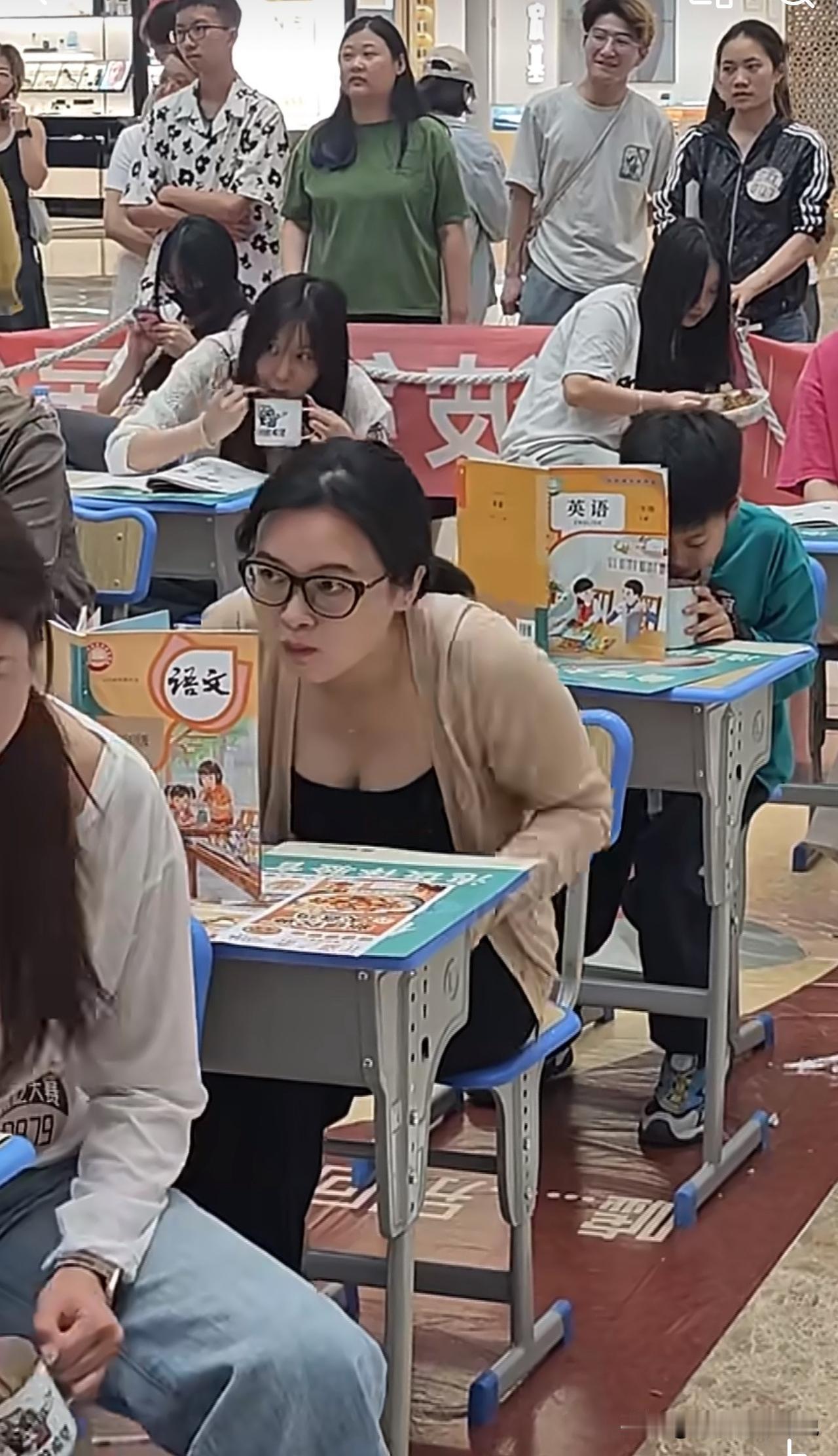 这个活动有点意思，让成年人能够秒回小学生时代。最近看到一段视频，拍摄的是一堆成年