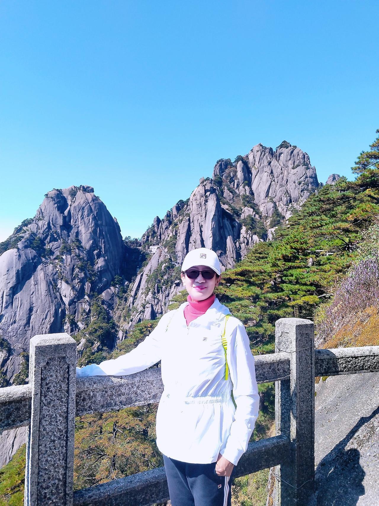 #黄山绝美景色# 登黄山不仅是一次身体上的挑战，更是一次心灵的洗礼。站在黄山之巅