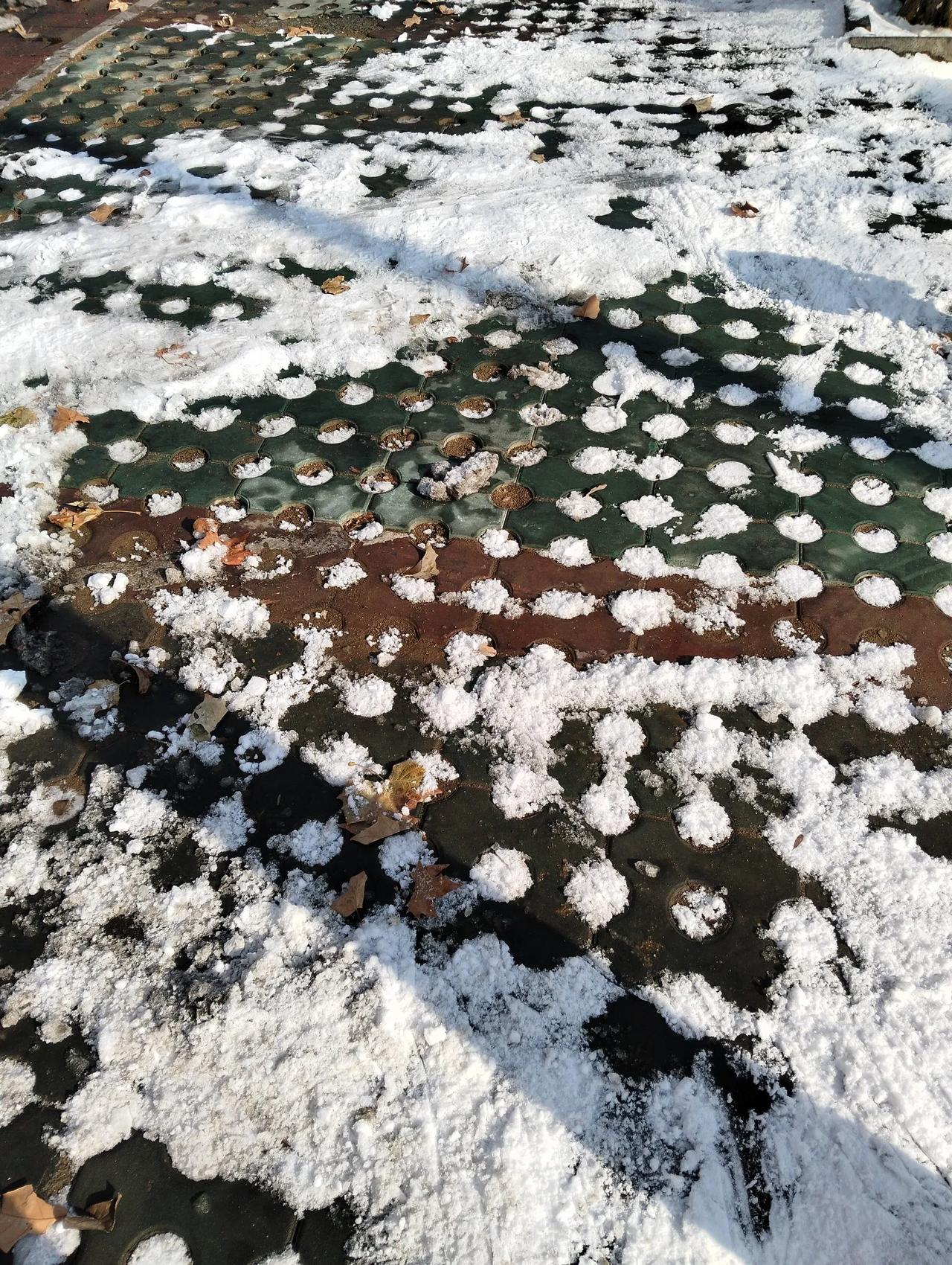 雪地上安全行走的小窍门
雪地上行走，易滑、易摔跤倒骨折，所以，摸索掌握雪地安全行