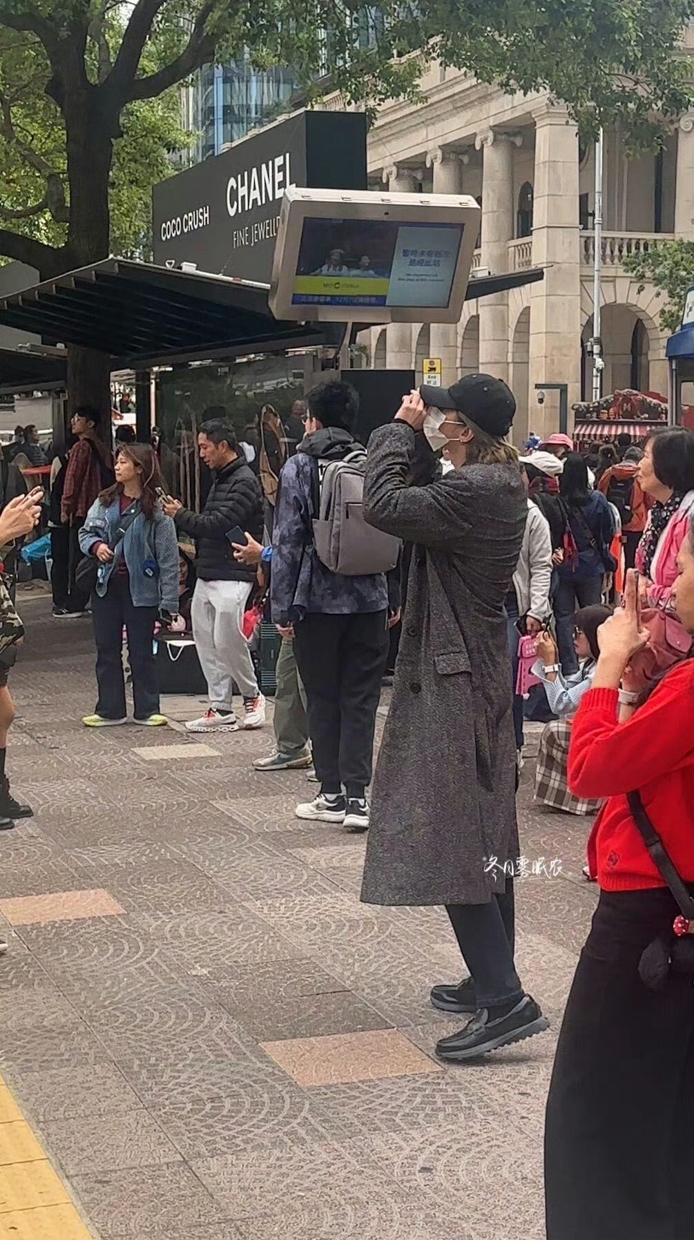香港偶遇蔡徐坤拍圣诞树香港街头偶遇蔡徐坤拍圣诞大片！光影衬得颜值更抗打，圣诞树旁