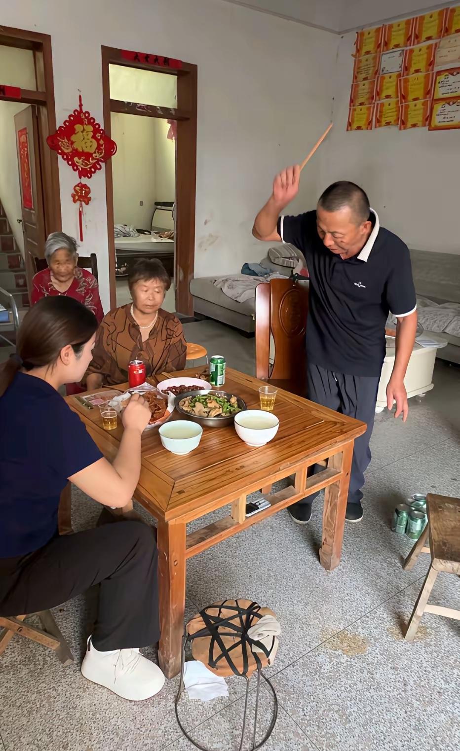 不能再等了，
若干年后，
就成了妈妈的样子，
成了奶奶的样子。