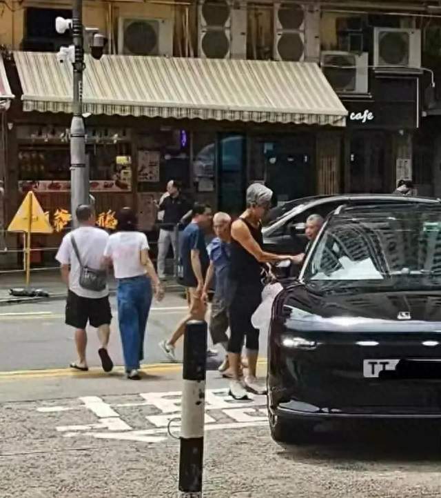 71岁周润发现身九龙城买叉烧，头发花白身形消瘦，弯腰驼背无保镖