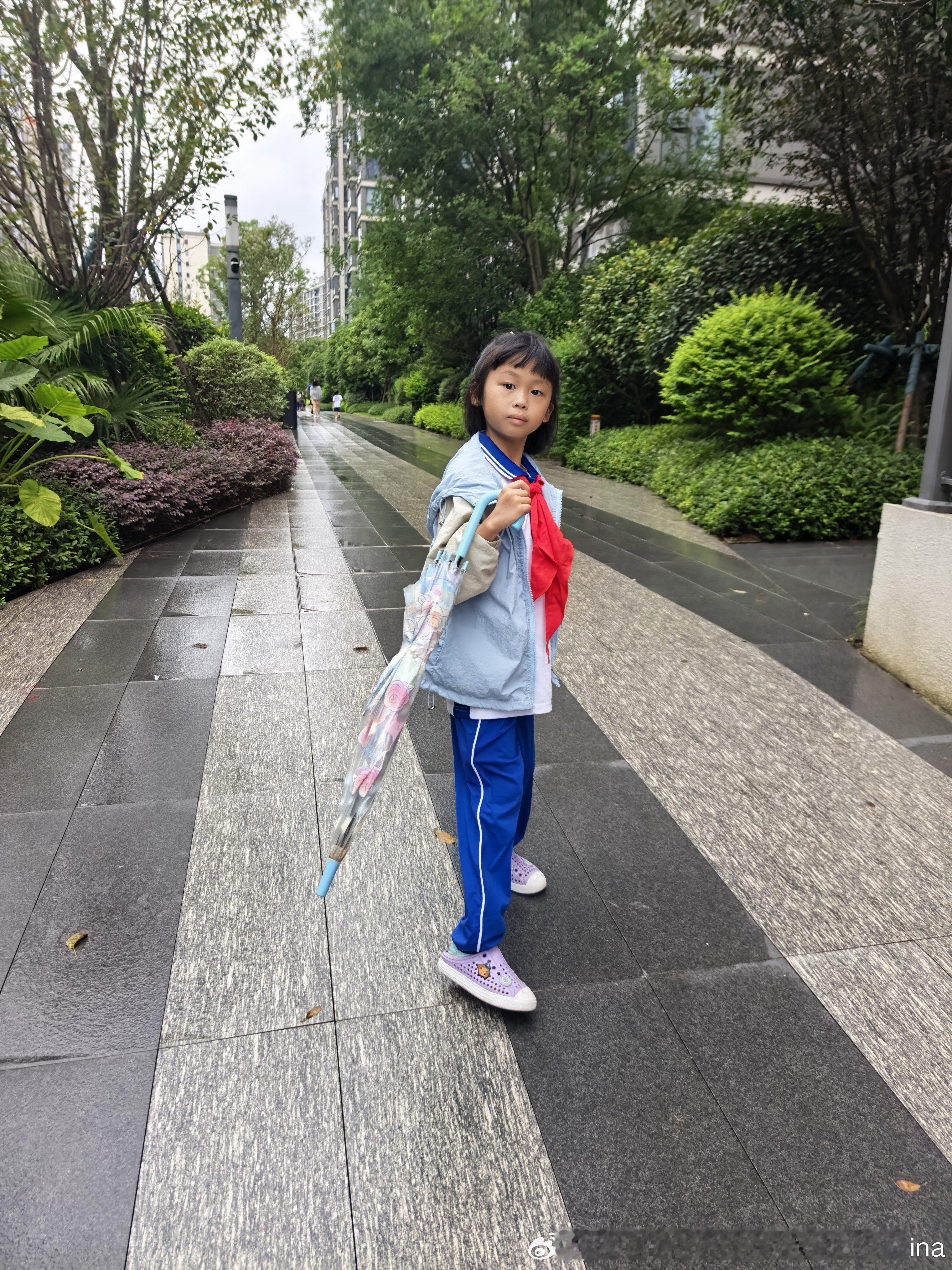 上学啦！新学校就是这个大马路比较麻烦 得天天接了[哈哈][哈哈][哈哈]妮娜一家
