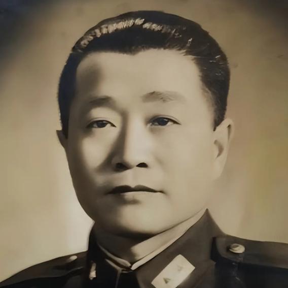 淮海战役，杜聿明被重重围困，蒋介石多次派了飞机来接，可杜聿明却不肯上飞机，为何？