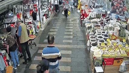 这事到底是无意碰上了，还是故意来碰瓷的？
一句话反复问，网友看了都觉得有点不对劲