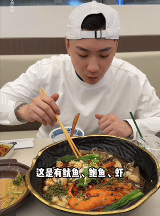 崔晋为妈妈上综艺打call一饭封神 喜提望母成凤成就！崔晋全力支持妈妈登上厨综舞