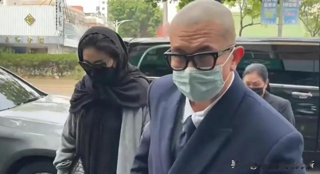 大S具俊晔现身小S公公灵堂悼念🙏  全身包紧相当低调，老公陪伴左右，S妈紧跟在