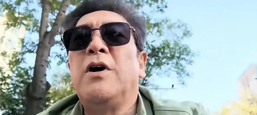 水均益63岁了。他采访过普京，现在一个人住在北京，煮一锅茶叶蛋当顿饭。龙凤胎在加
