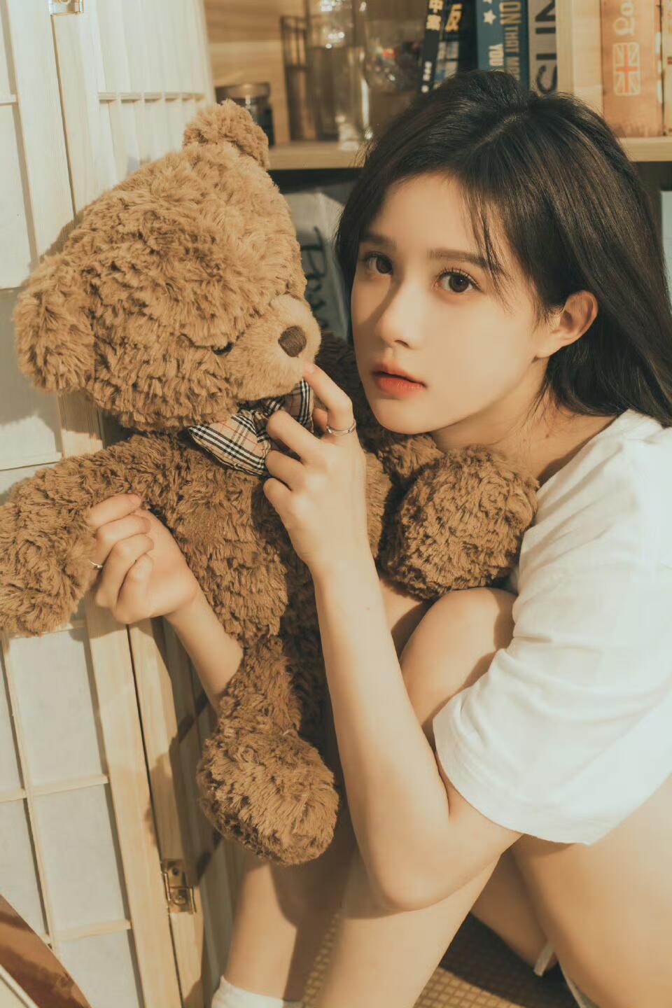 段艺璇都快扭成麻花了 不搞大动静，但就是让你挪不开眼。段艺璇这个扭法，看着松弛实