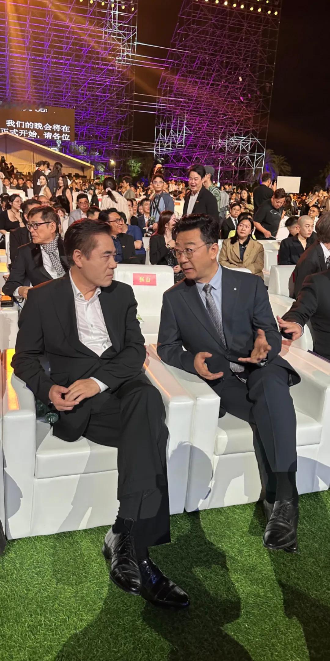 陈宝国看起来好年轻啊，算是同龄演员里最显年轻的了吧。郭涛二十多年前演都是天使惹的