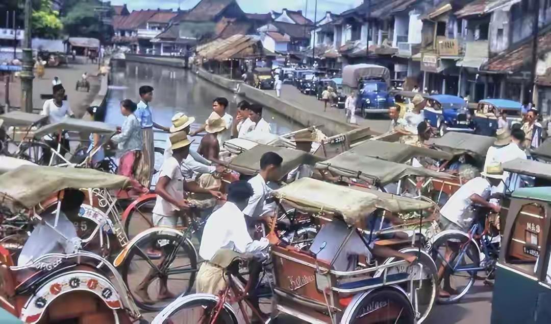 赤道附近，号称“千岛之国”的印尼正悄然崛起，它可是世界第四人口大国，手握36万精