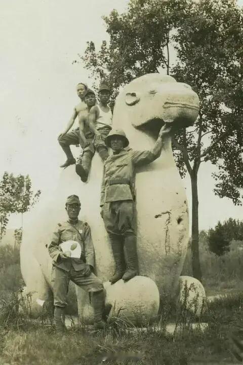 1938年，南京，沦陷后的明孝陵……照片拍摄于1938年8月南京明孝陵，占领南京