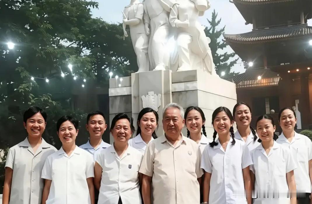 这是60年代，全军十分罕见的开国少将夫妻生育了九个女儿，并且茁壮成长，天生丽质，