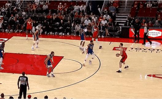 聪明！申京被骂帽后急速调整助飞亚当斯！
在今天NBA常规赛火箭对阵活塞的比赛中，