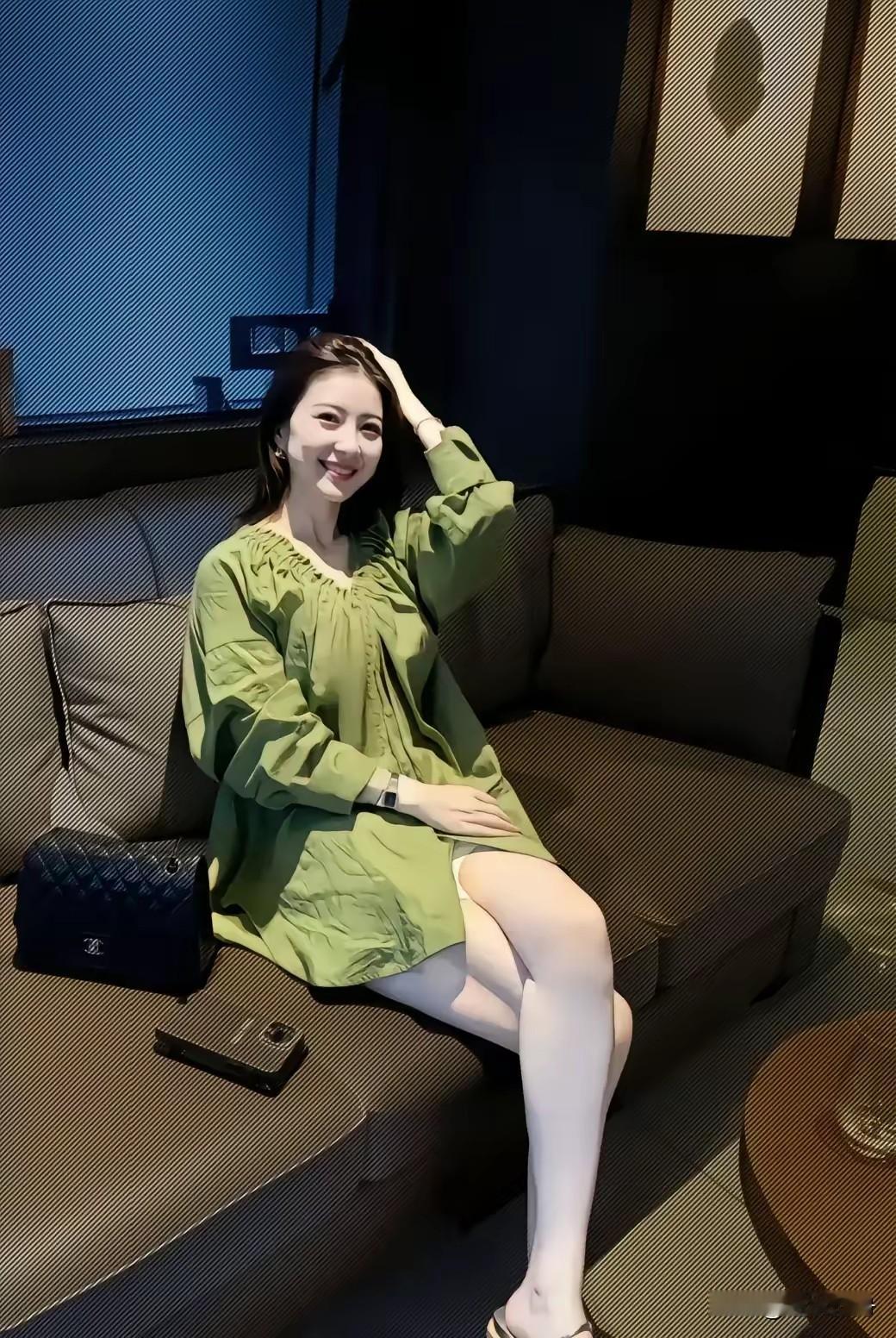 毕业后进了现在这家公司给老板做助理，老板对我一直很关照，说只有一个女儿在国外对家