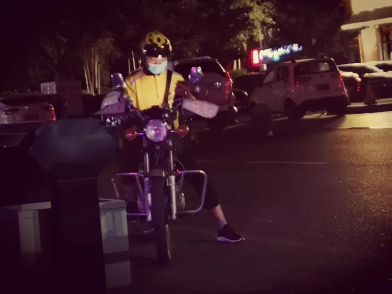 00后骑手阿瑞笑着吃外卖的视频爆火了，点赞超10万，评论7400多条，几天涨粉过
