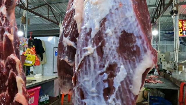内行人买牛肉，是买“挂着的”还是“摆着的”？切记这“3不买”