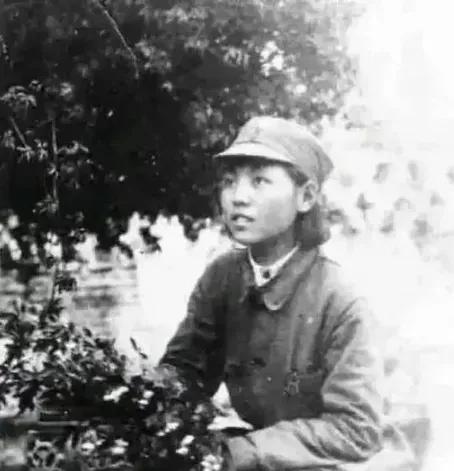 1939年，女战士肖影被抓，鬼子审问时。忽然一个伪军冲上来，对着她“啪啪”两巴掌