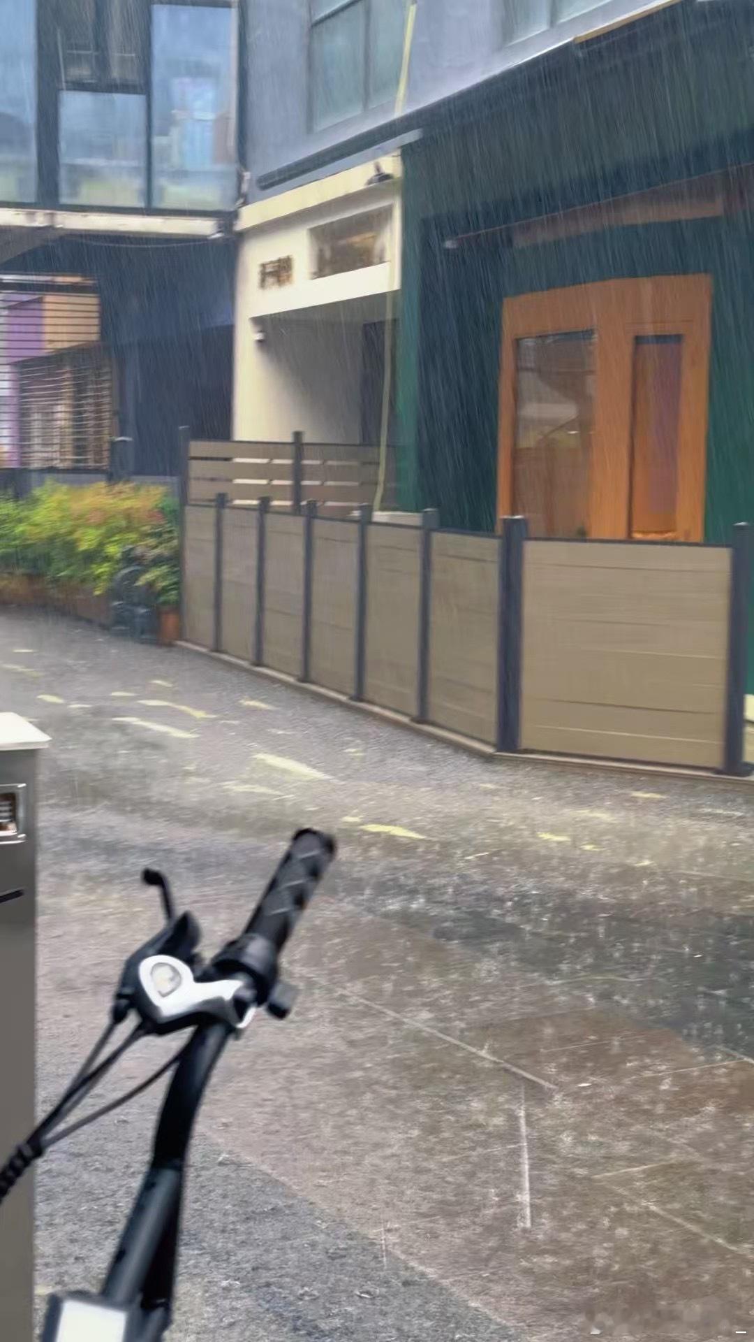 用泼下来的成都暴雨 ​​​
