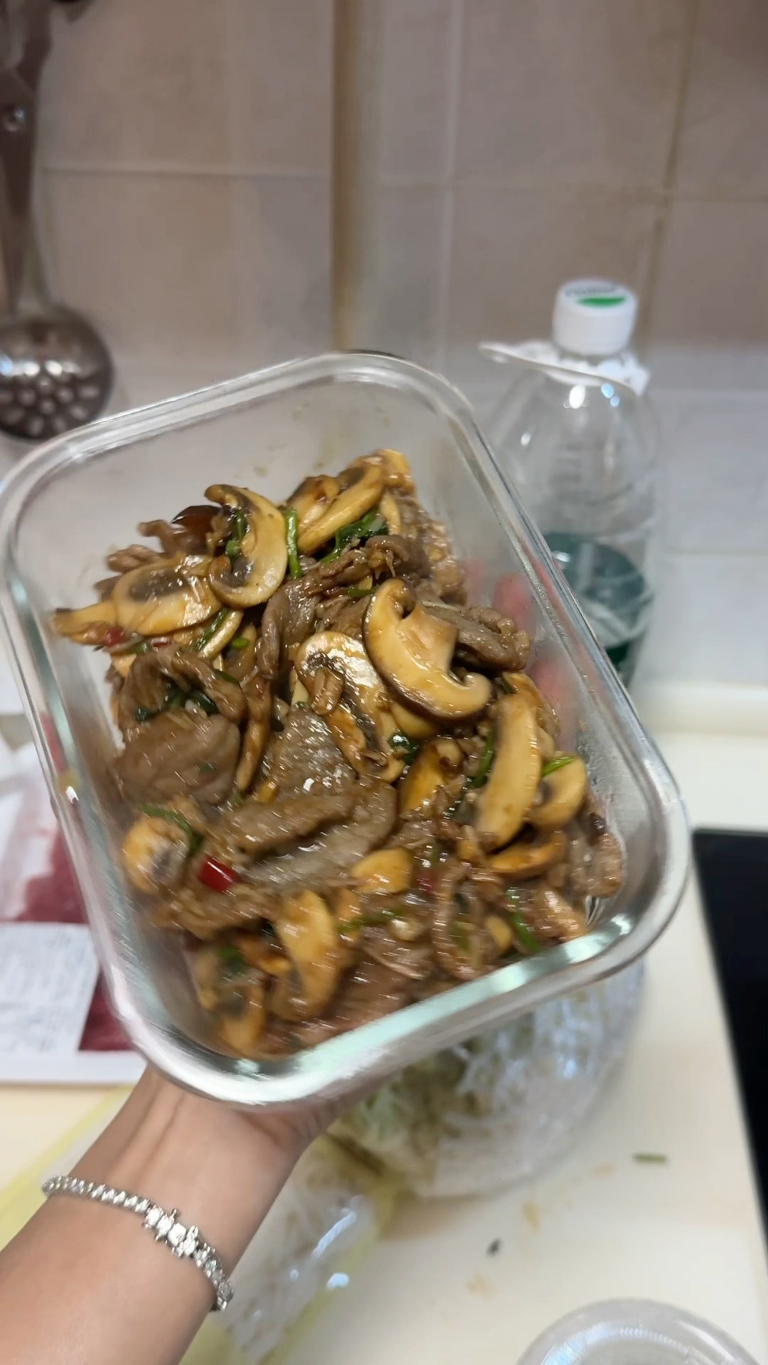 又在预制菜大烹饪中！明天吃三菇（口蘑鲜蘑金针菇）滑牛肉+薄皮椒炒蛋～妈咪厨房