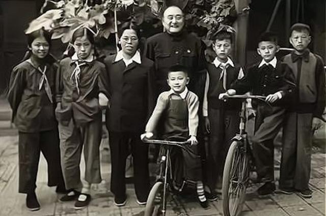 1949年6月，在解放不久的上海一间监狱里，发现了一个被活埋的人，指甲被拔光，小