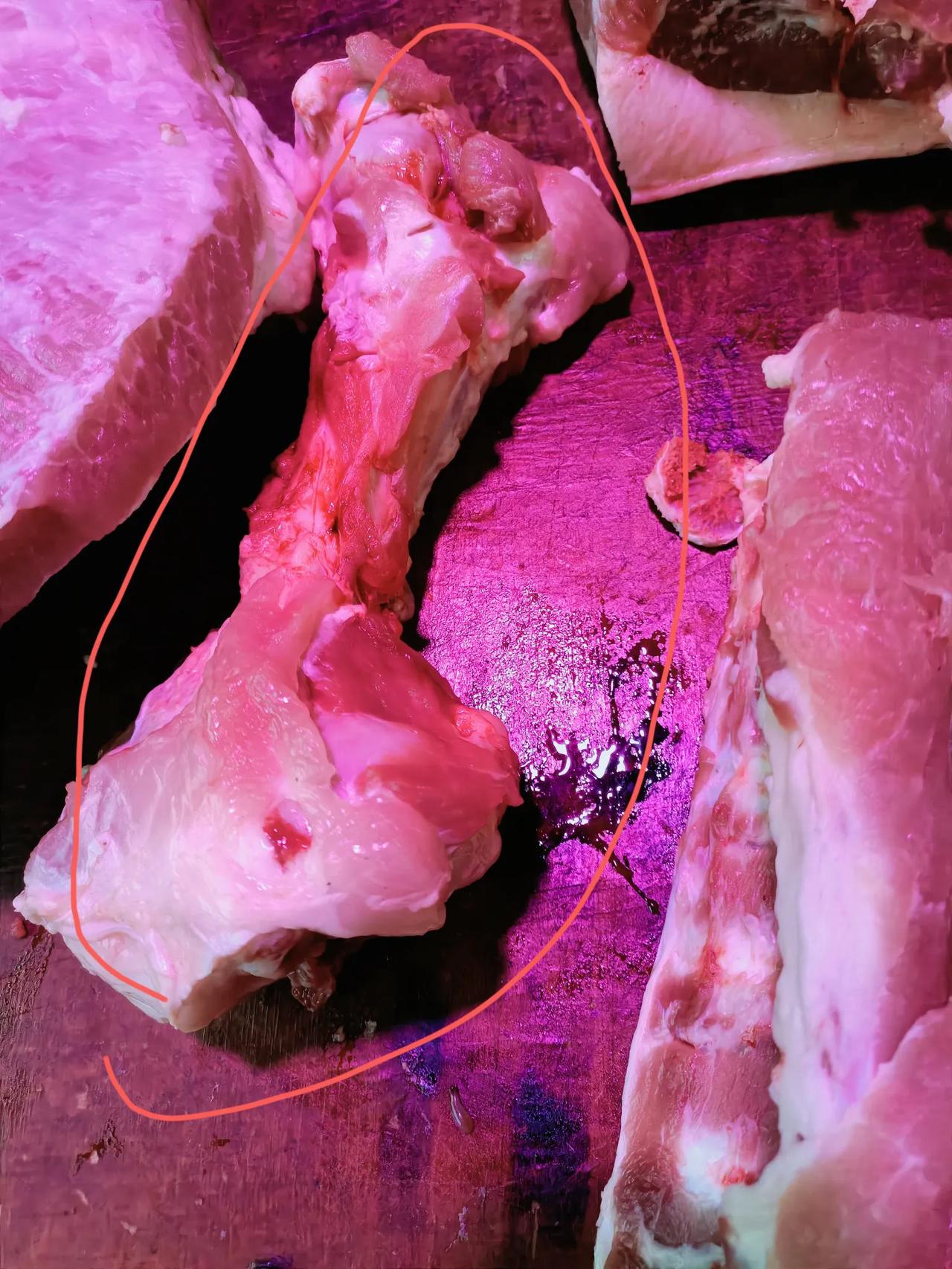听我婆婆说以前的人喜欢吃肉，像那些骨头都很少有人买，一般都是半卖半送。
现在的人