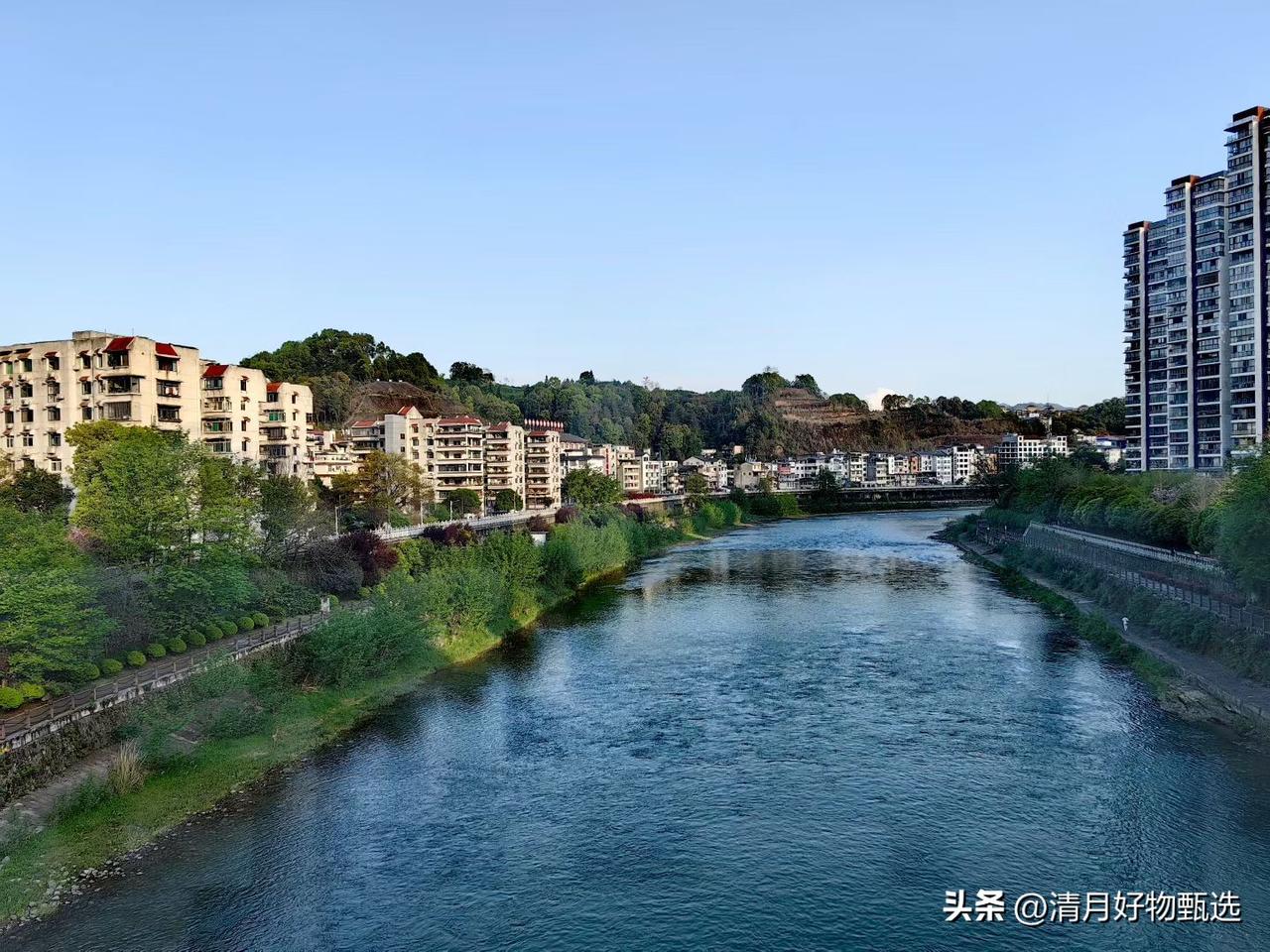 昨天，一位朋友喜迁新居，特邀我前去参观。当我踏入他所居住的小区，眼前的景象让我惊