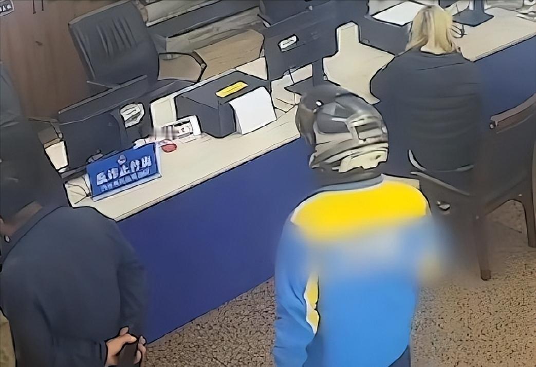 近日，重庆沙坪坝一快递小哥察觉货物异常，快递小哥:“说是邮寄的水果，我闻到箱子里