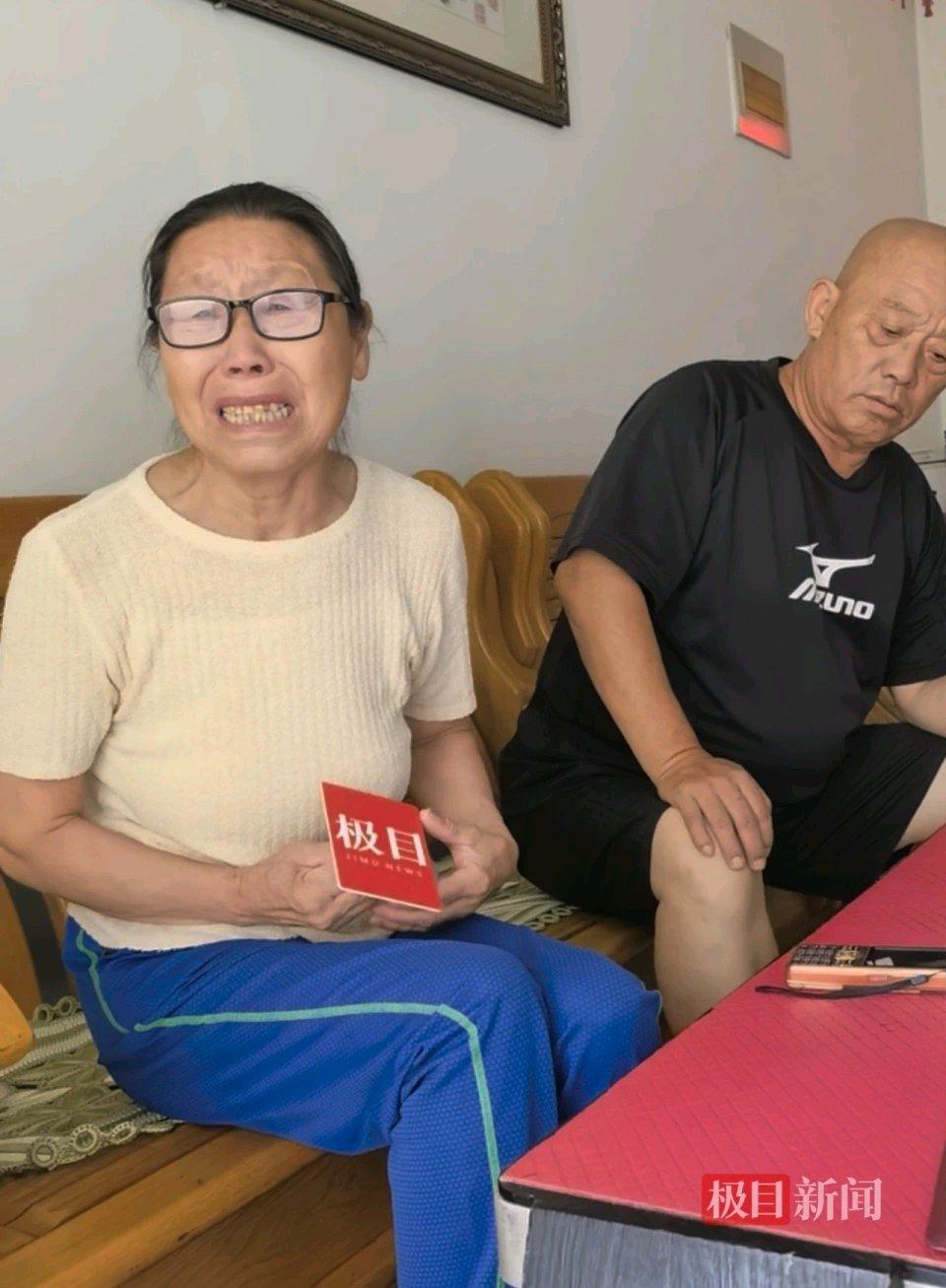 70岁的容女士太惨了！本该安享晚年，却因女儿背上百万债务。她每天爬32层楼做保洁