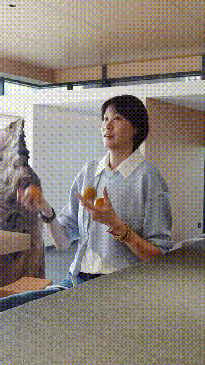 偶尔调皮一下。[挤眼][打call]从小，我就喜欢用画笔感受一切，表达情绪，而现