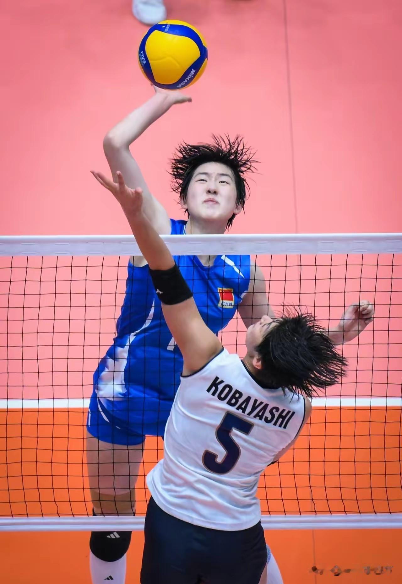 在泰国进行的U18女排亚锦赛结束了首场半决赛，中国队以25-19、25-23、2