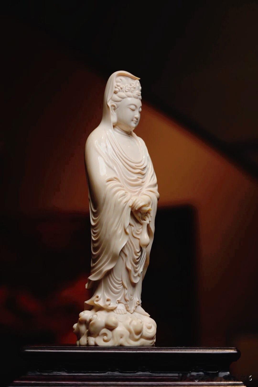 有些观音，一眼惊艳。
有些，却是越看越静。

这尊净瓶观音，用的是温润细腻的料，