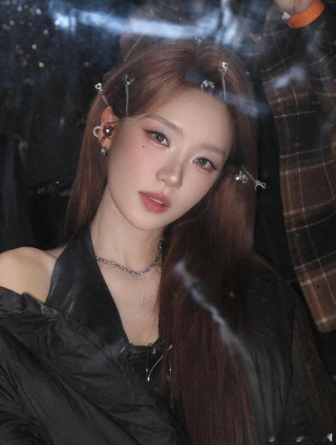 张月回应重登舞台重回竞技舞台，她放下顾虑全力以赴，只为给自己一个圆满的交代。乘风