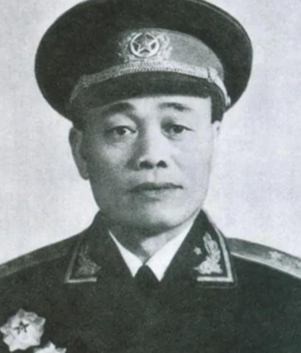 他干22年大军区政委，5年后按师级待遇，又过2年，改按正军职离休
 
这位传奇将