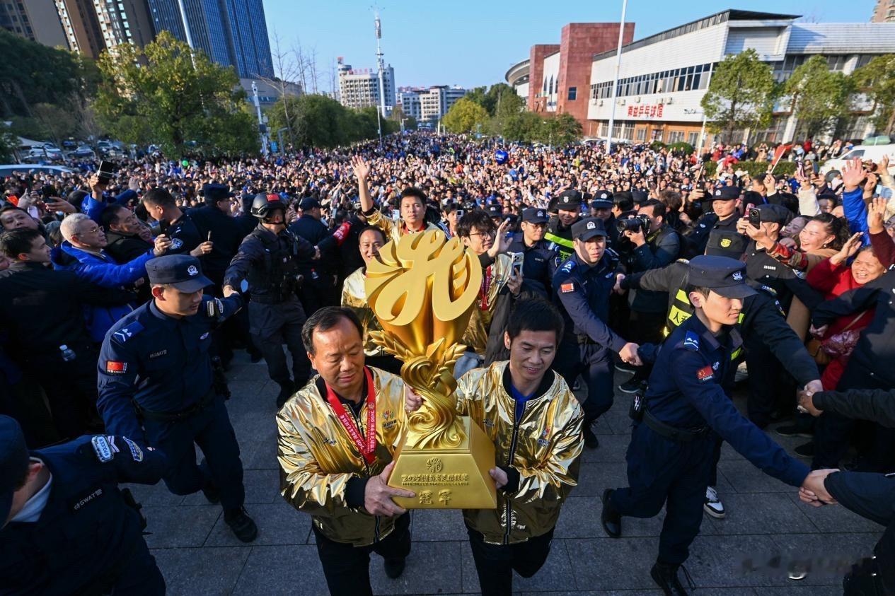 2025年湘超画上了圆满的句号，国民好车为平民冠军“续航”！永州夺冠湘超送车
 