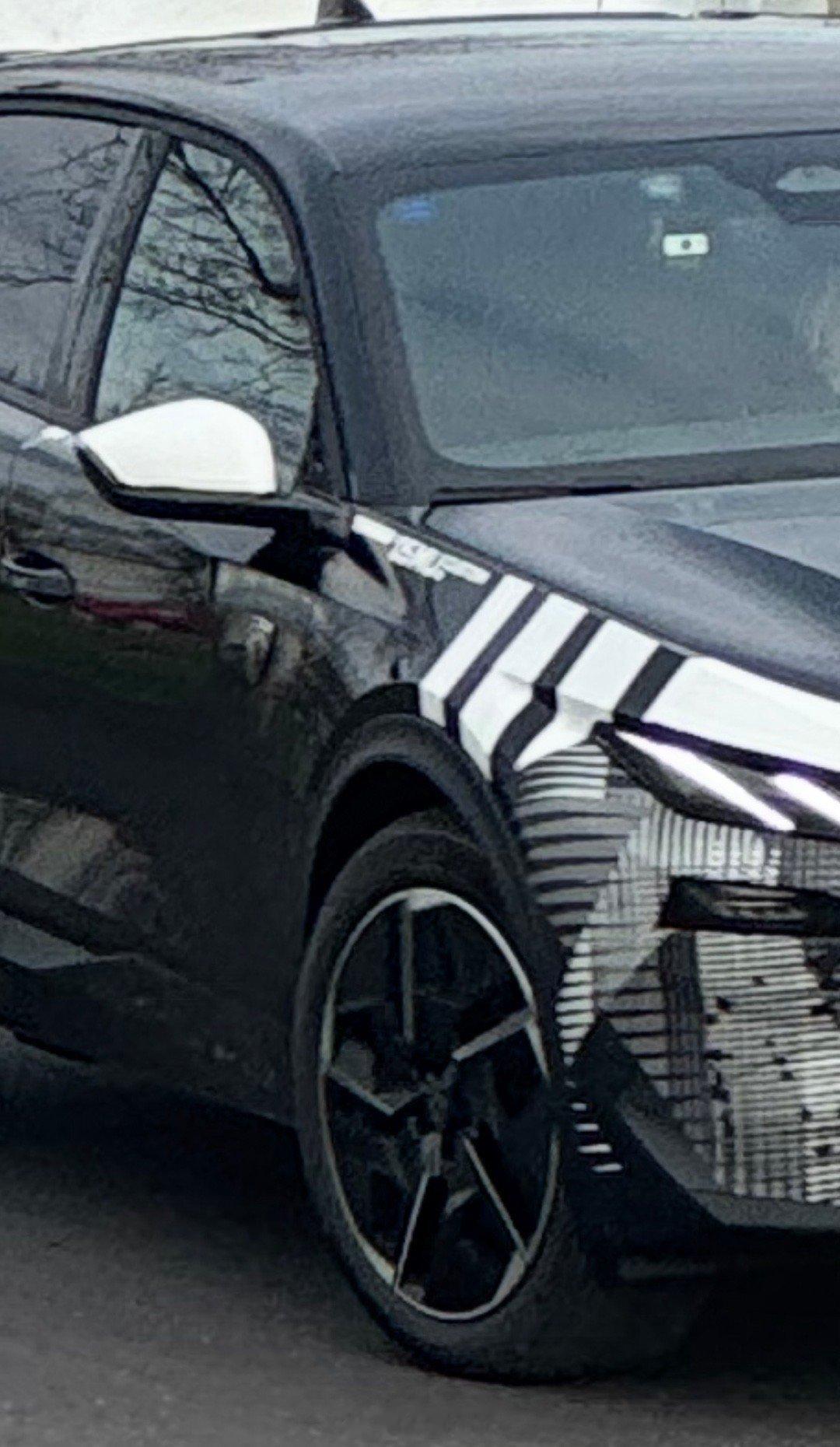 绝了，刚才和我家人通话，正聊到标致408X。下图中那辆车水灵灵的从我面前开过去中