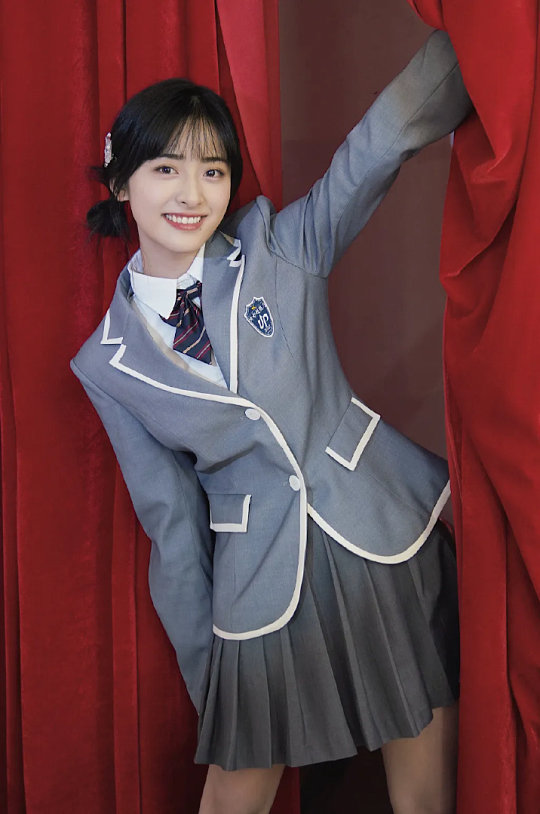 沈月完全青春女大谁看了沈月不说一句她把“青春女大”的氛围感焊在了身上！蓬松的碎发