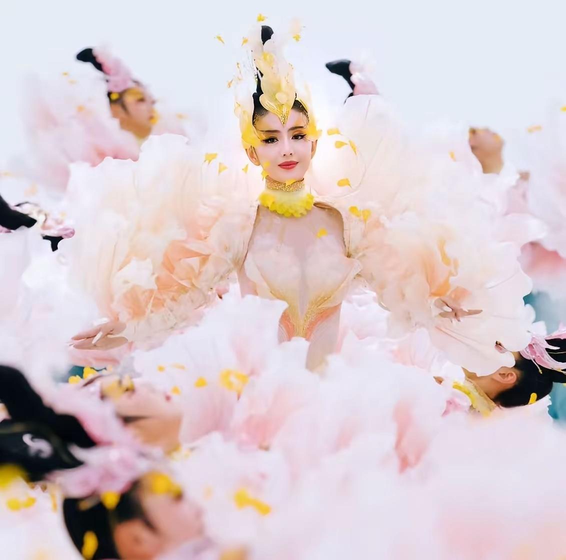 我在佟丽娅身上发现一个玄学，
而且准的吓人，
那就是只要佟丽娅只要跳舞，不管是和