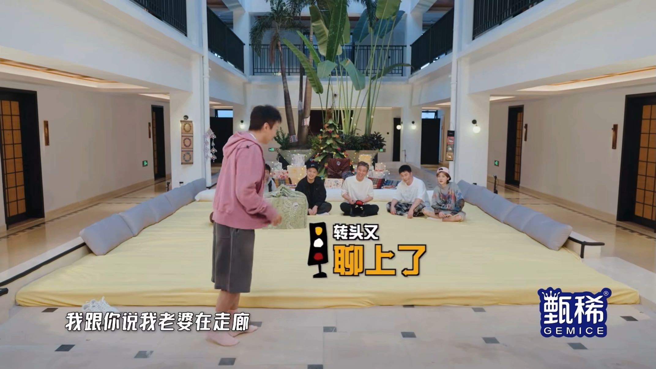 邓超挑东西磨叽，李乃文忍不住问：你家人是不是特别希望你出来录综艺？邓超：那可不，