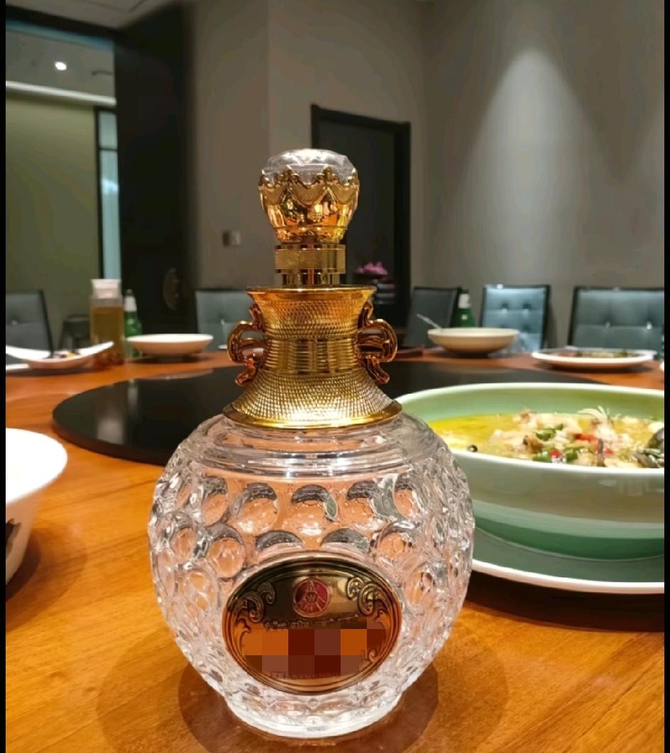 如果你在女方家挨了丈母娘的两耳光子，再跪半小时，你会继续迎亲吗？！
反正我不会，
