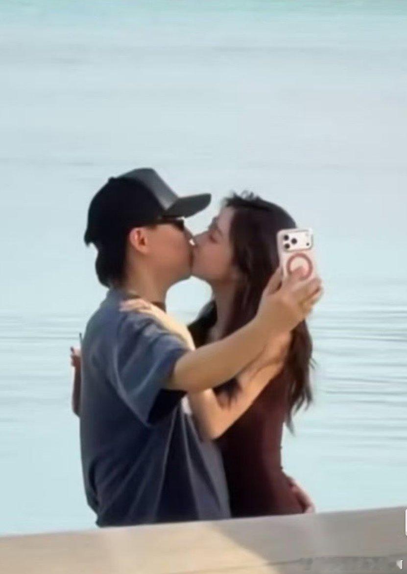 胡彦斌易梦玲恋情曝光，马尔代夫海边激吻视频🈶 之前两个人还一起去看了张一山话剧