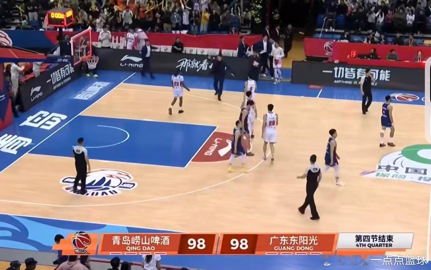 麦考尔命中超远三分球，广东98比98打平青岛男篮，比赛进入加时赛！青岛男篮vs广