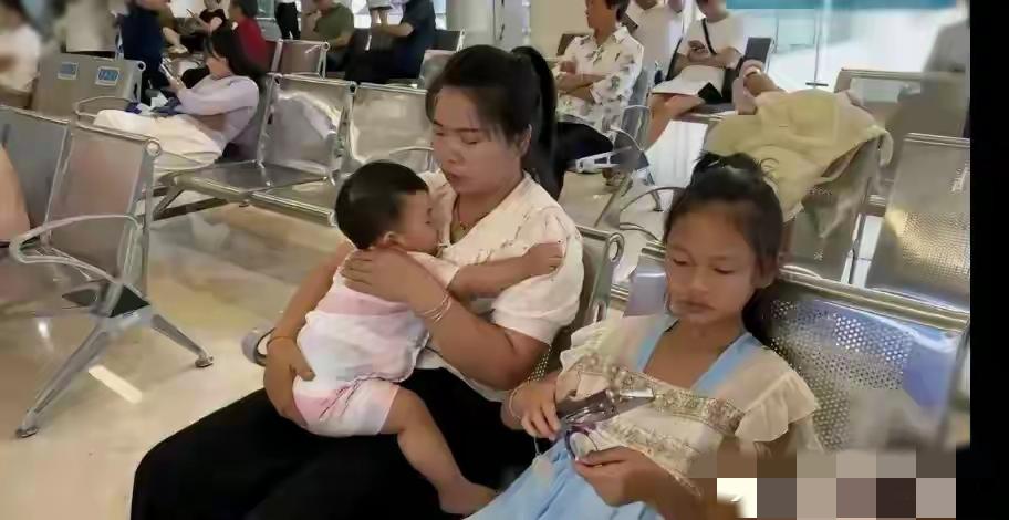 外界都在传小英子已经和四哥去民政局离婚，由于没有谈妥又不离了。

小英子要慎重，