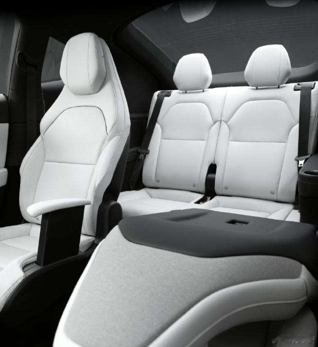 Model Y L的二排怎么说呢……让我想起了窄体机的经济舱座位……Model 