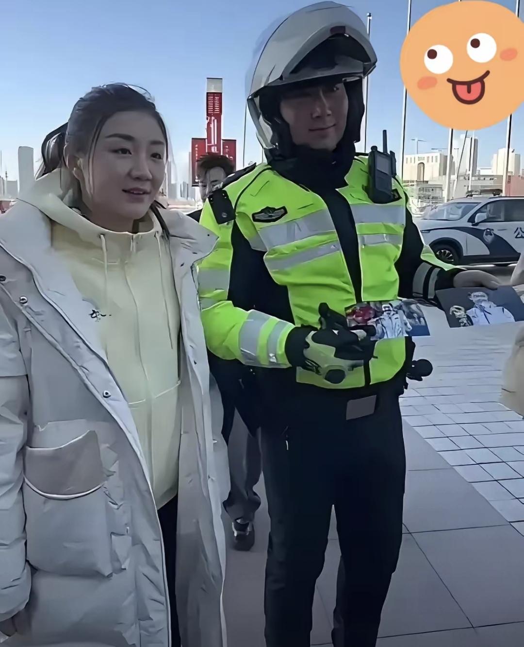 昨天傍晚六点多，一女子逛街完在路边等出租车。站了半小时没一辆车停下，她问旁边执勤