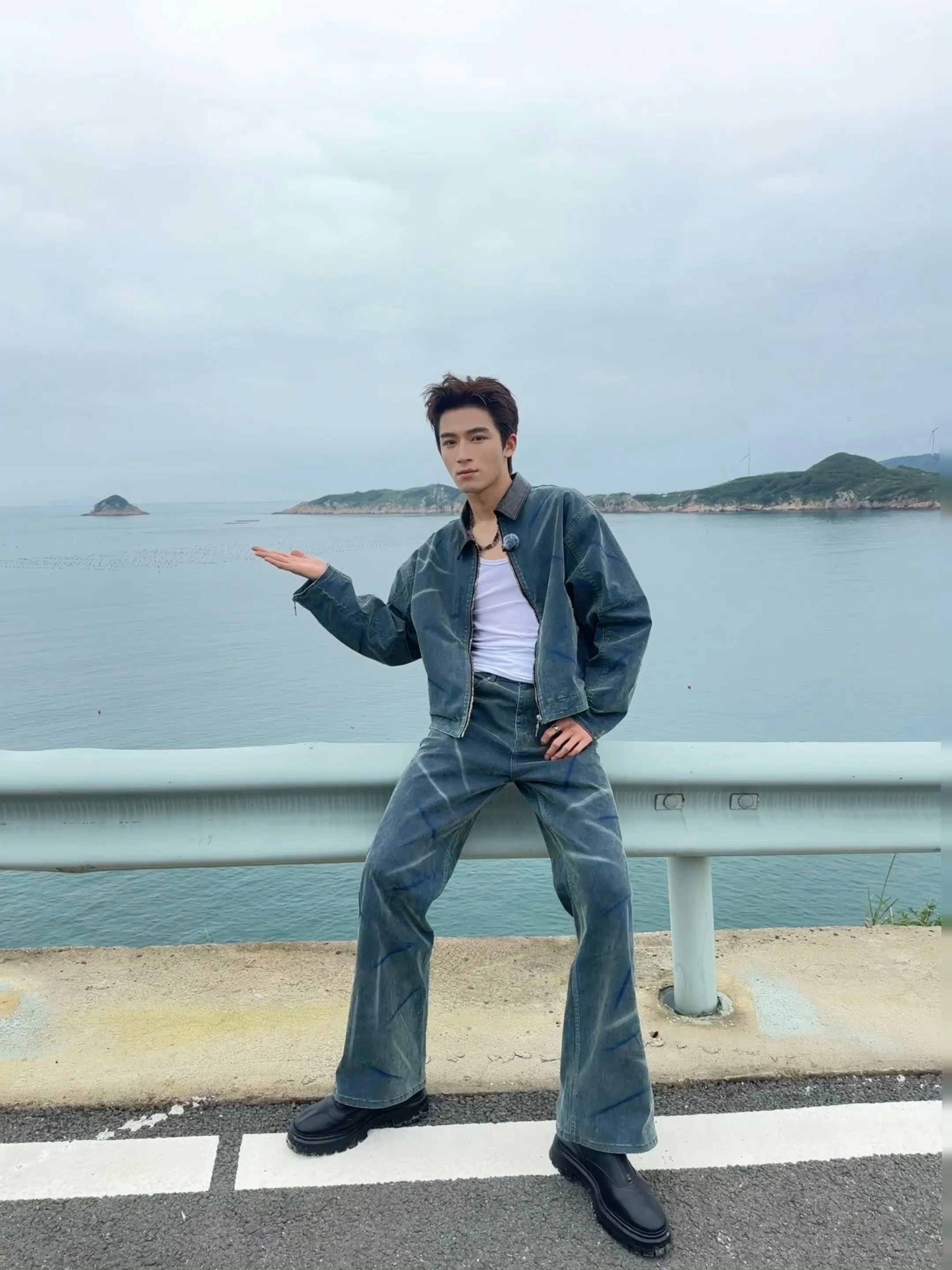 #王星越身体部位特写#有故事感的泪痣，充满性张力的手和喉结，摄影师是懂涛哪里最性